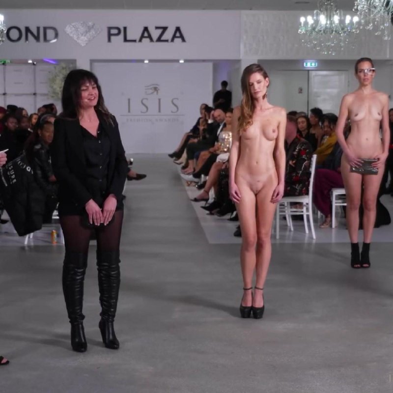 Голая модель на подиуме