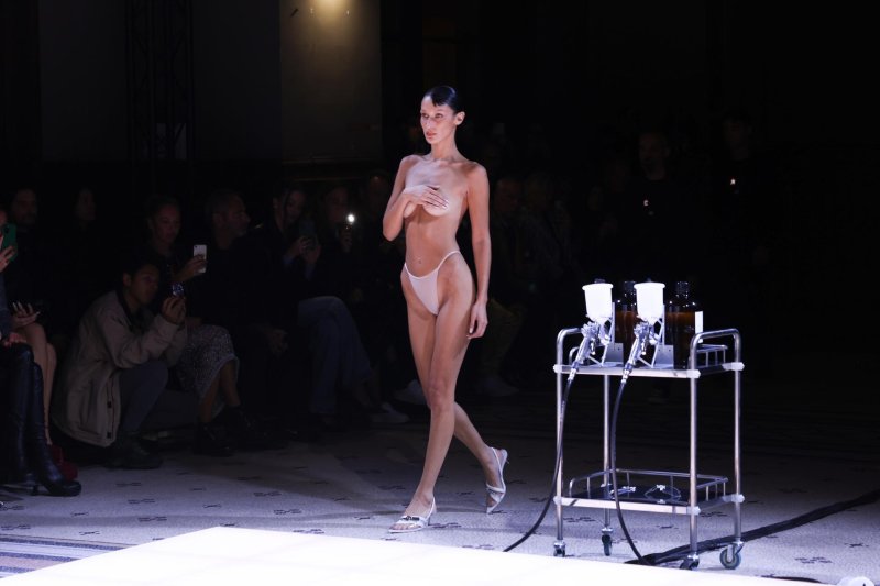 Показ мод голые