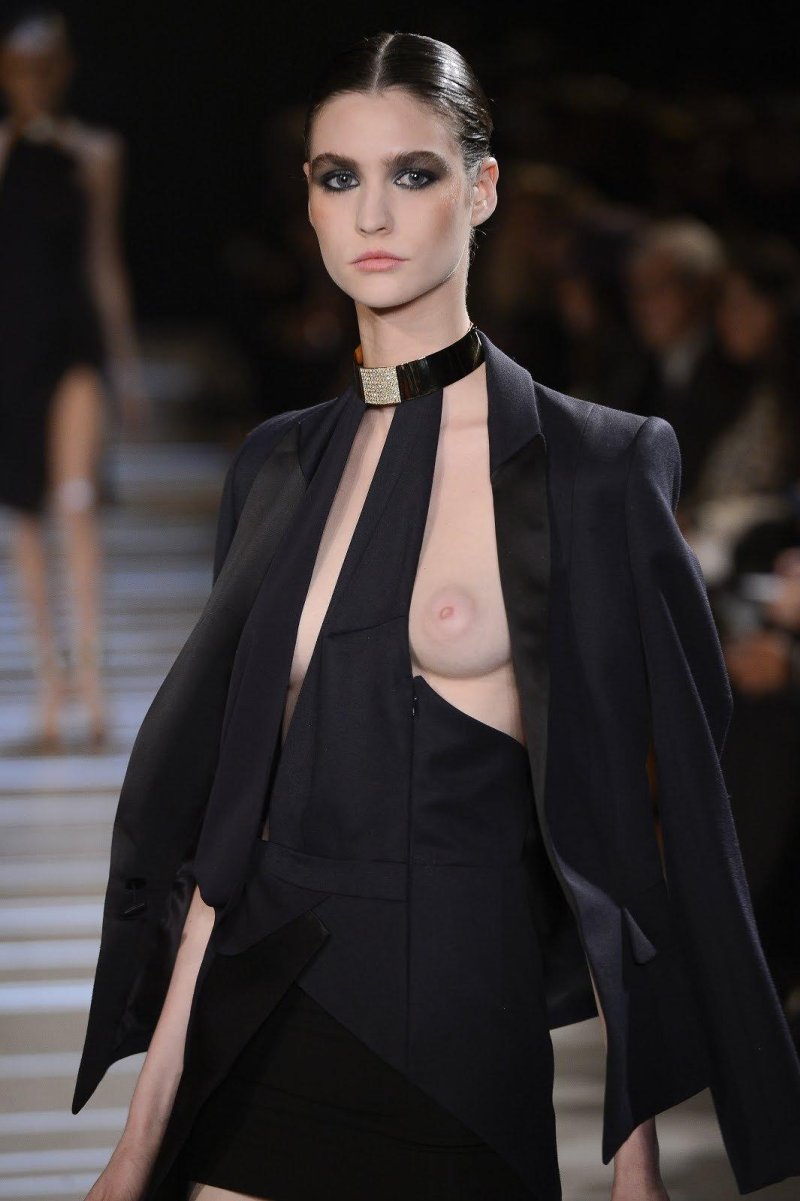 Показ мод с оголенной грудью