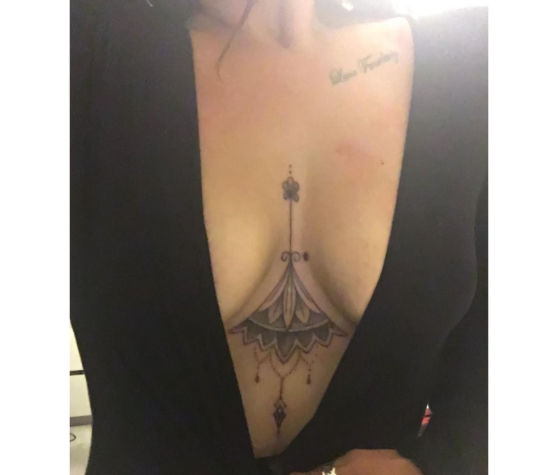 Тату между грудиной