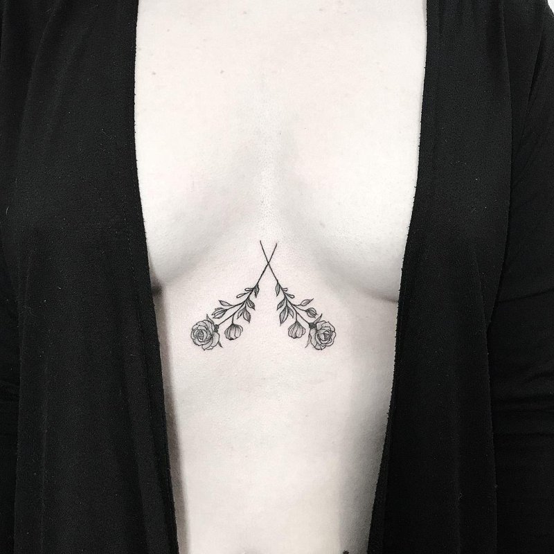 Тату на грудине у девушек