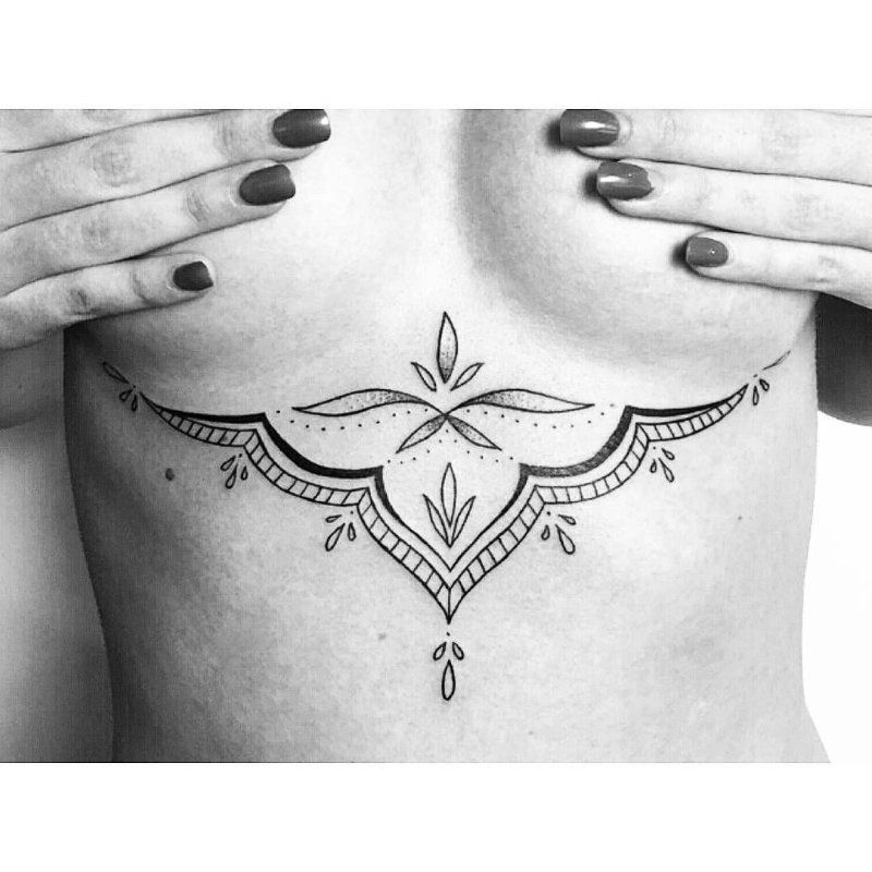 Тату женские под грудью