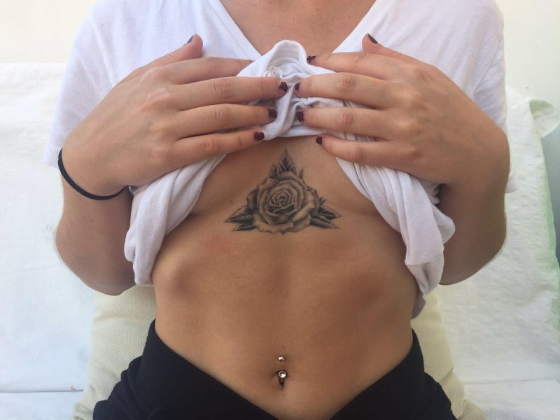 Тату на грудине женские