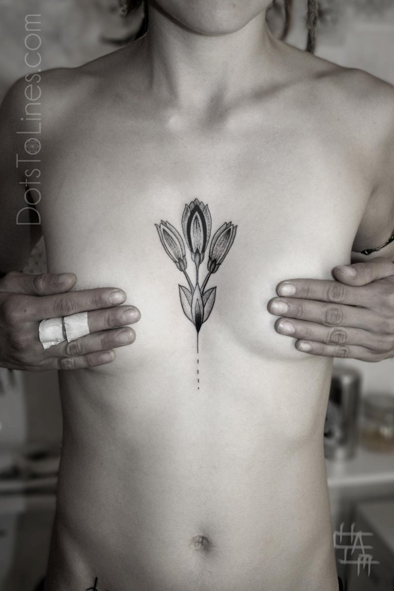 Тату между грудиной у девушек эскизы