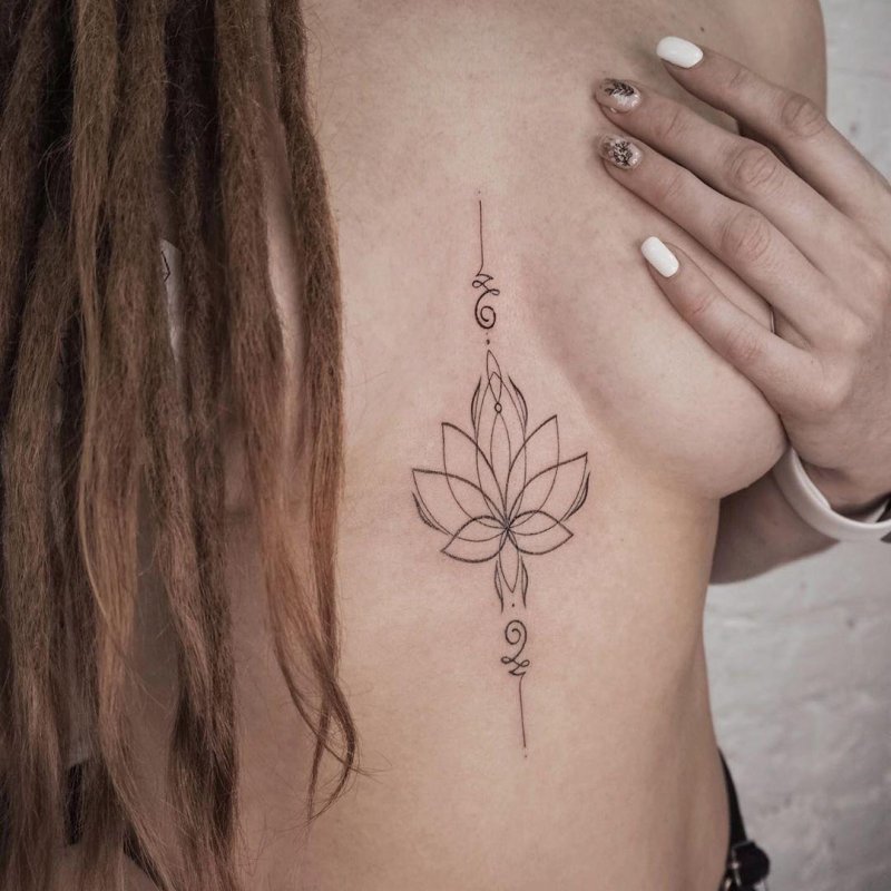 Женские татуировки между грудиной