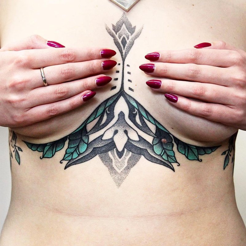 Тату под женской грудью