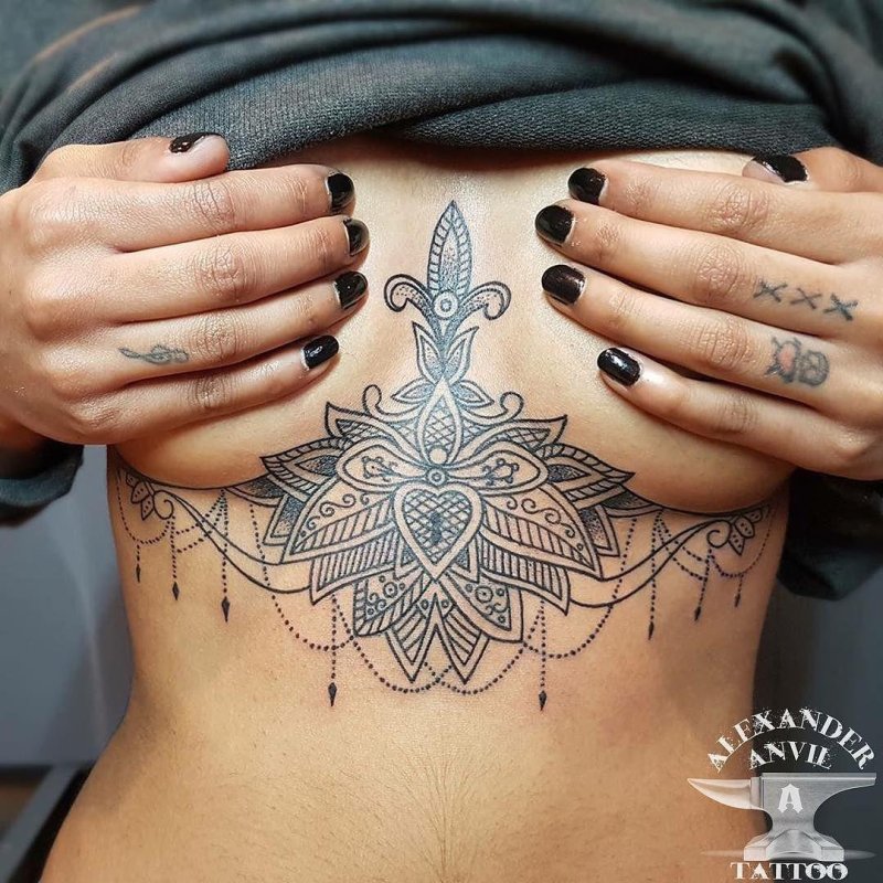 Женские татуировки под грудью