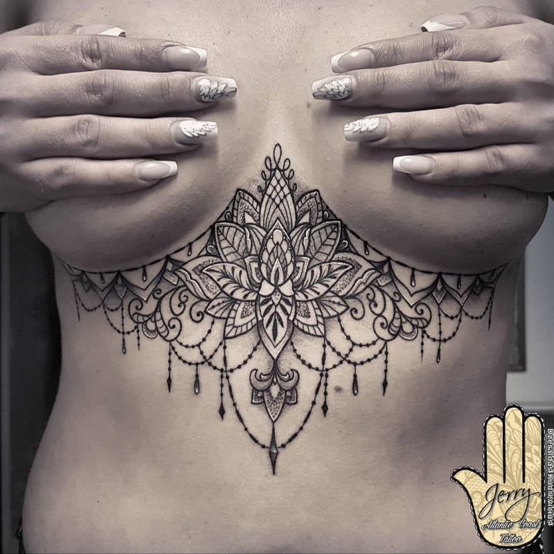 Тату над грудью женские