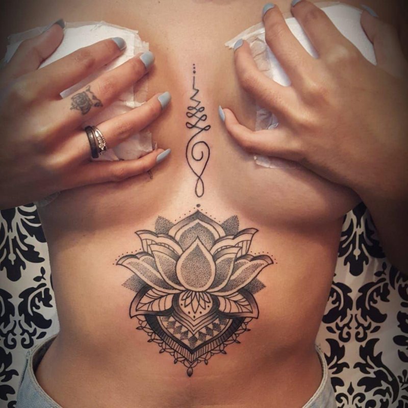 Тату мандала на животе
