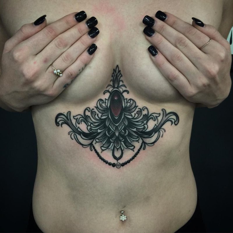 Тату на грудине женские