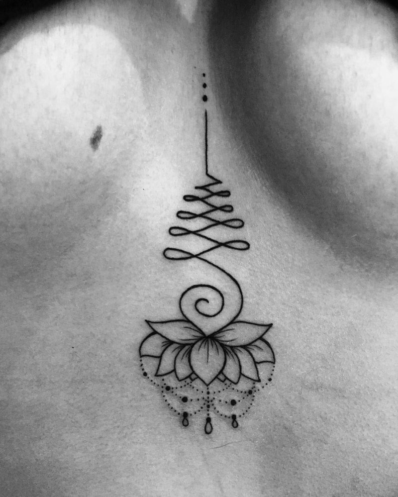 Уналоме лотос между грудиной тату