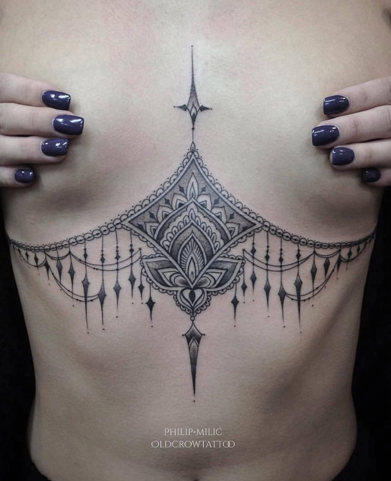 Татуировка под грудью женская