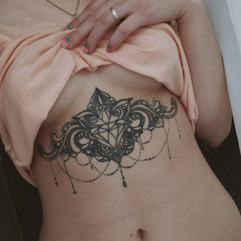 Тату под грудь