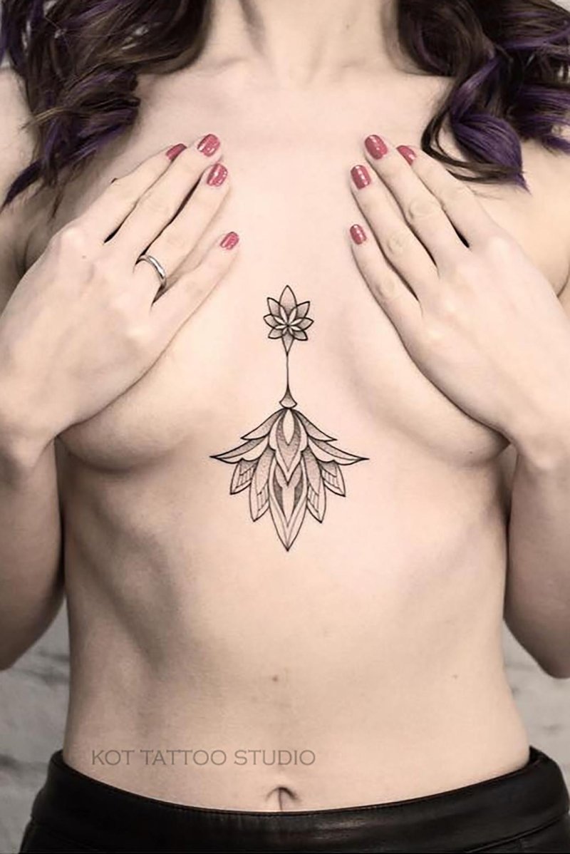 Тату лотос под грудью