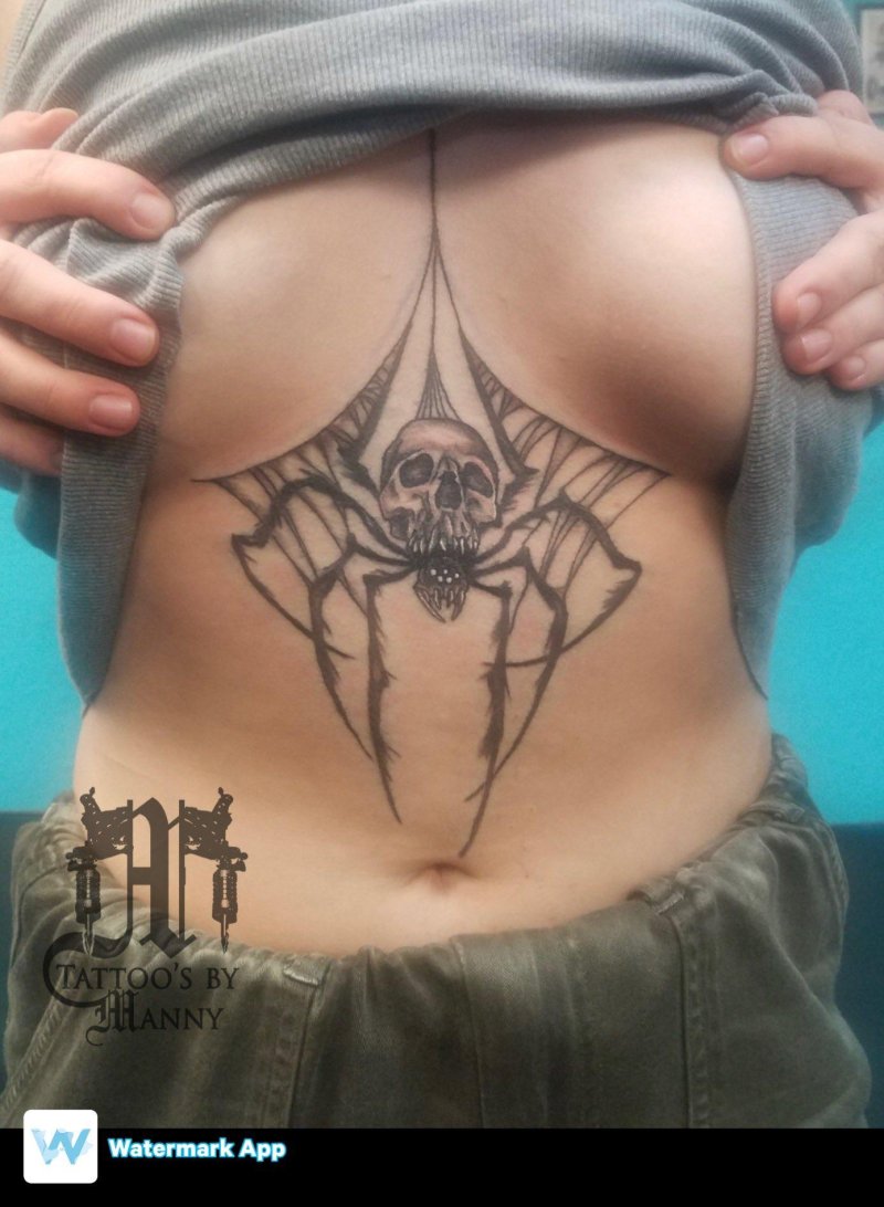 Тату паук на груди