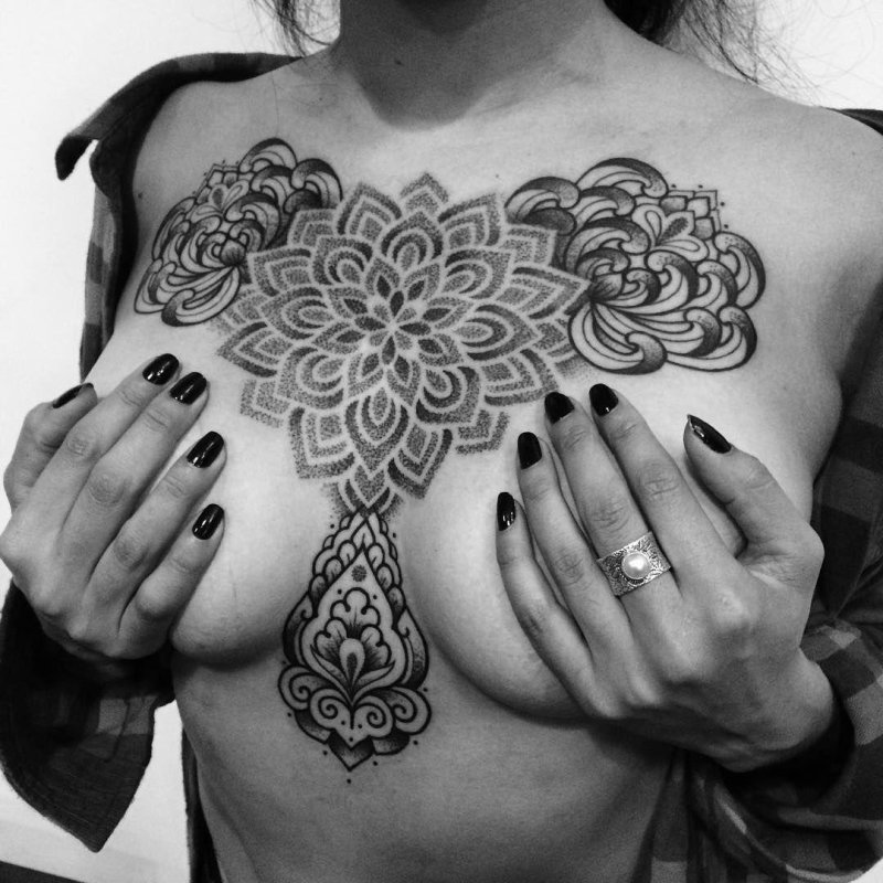 Тату мандала на груди