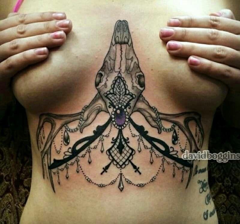 Тату олень под грудью