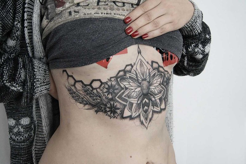 Тату под грудью для девушек