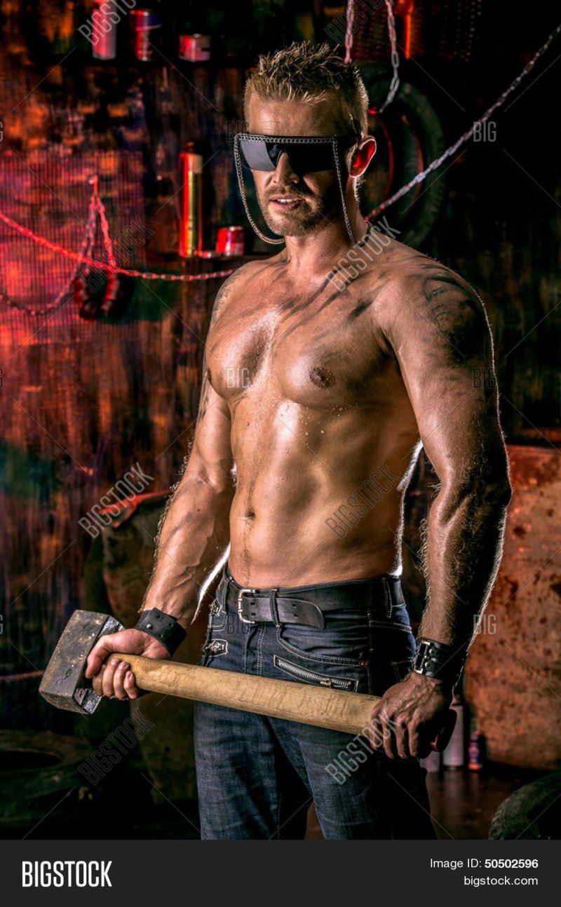 Мужчина с кувалдой