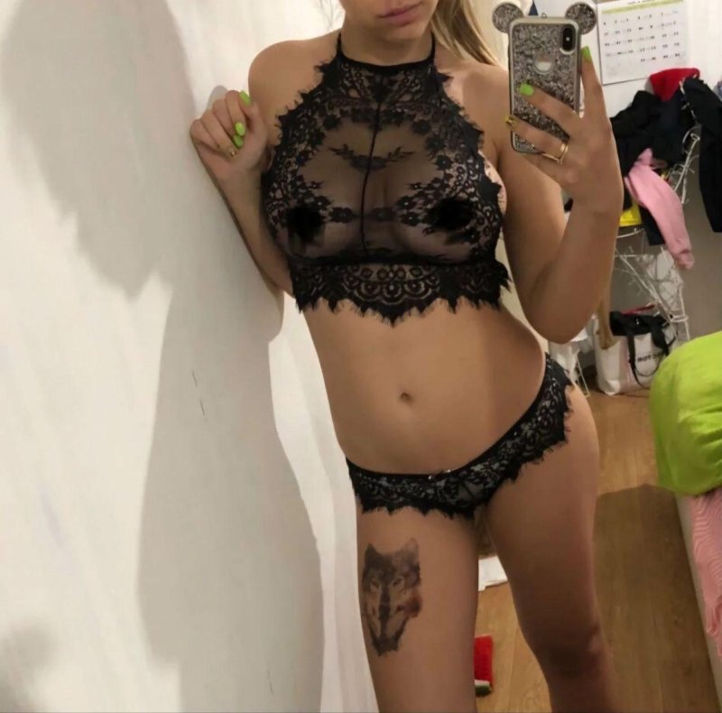 Примеряет белье