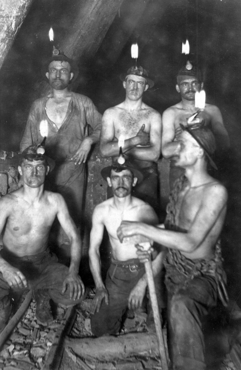 Старинные шахтеры