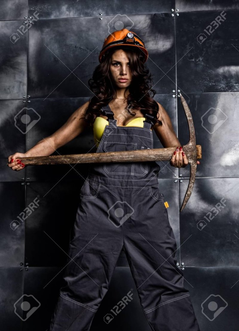 Девушка с киркой