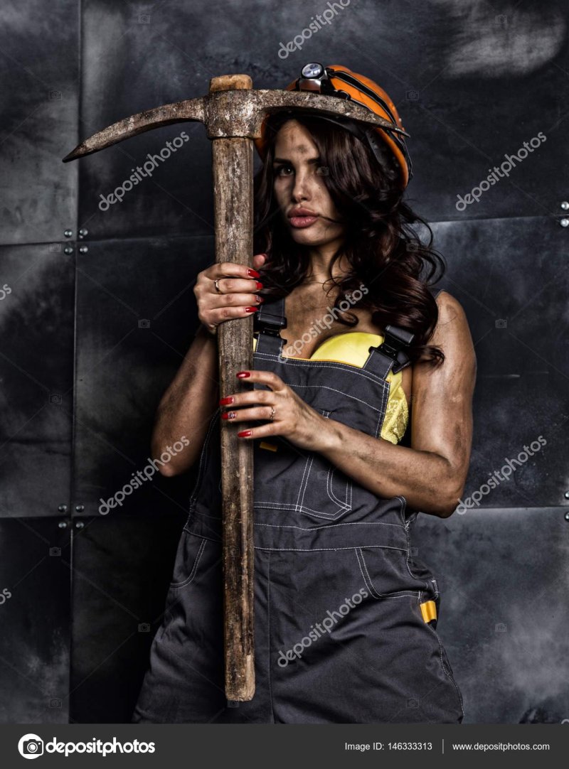 Шахтер с киркой