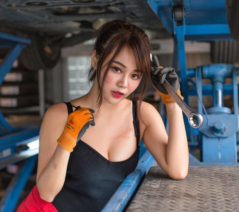 Девушка автомеханик