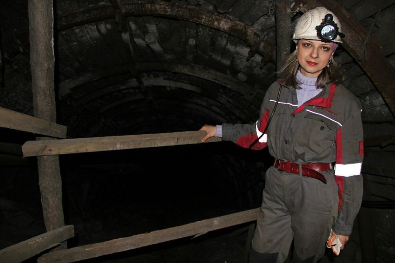 Девушка в шахте
