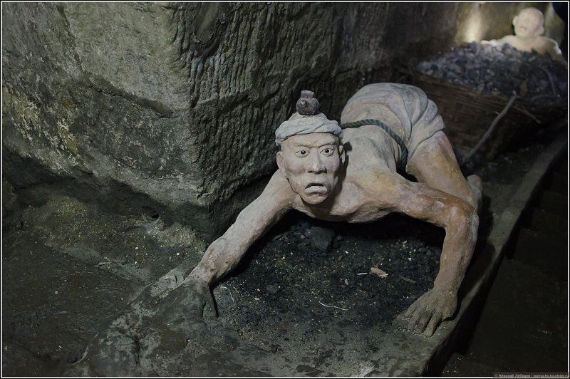 Шахтеры в угольной шахте