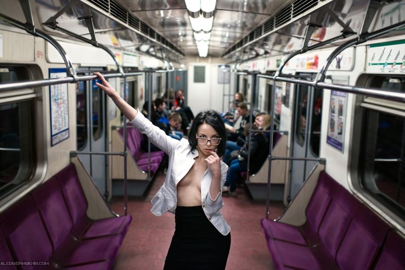 Разделась в вагоне метро