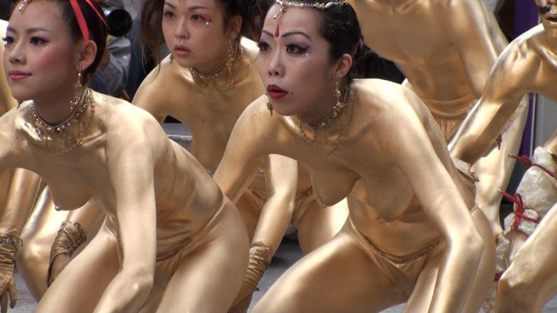 Gold bodypaint