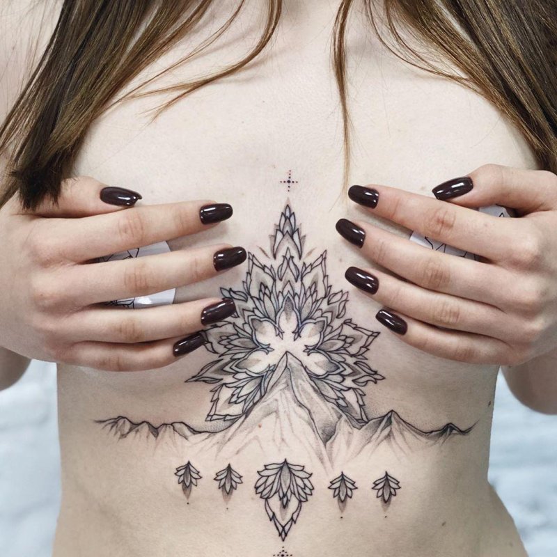 Тату под грудиной у девушек