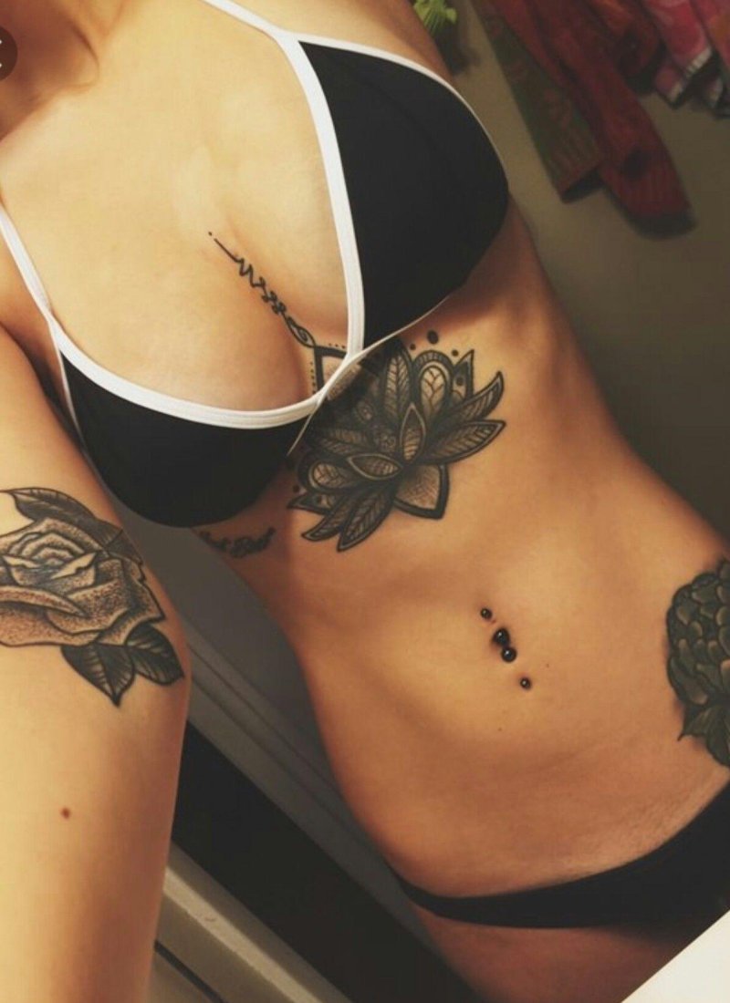 Женские тату под грудью