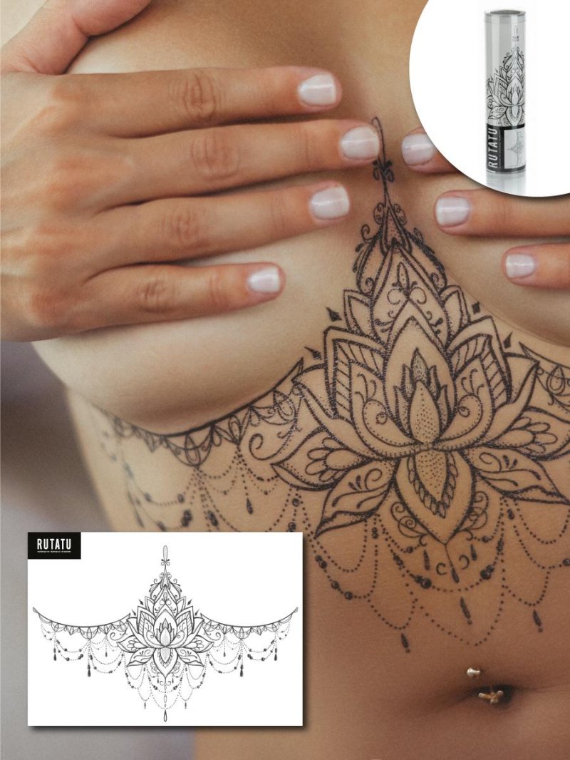 Тату под грудью девушки