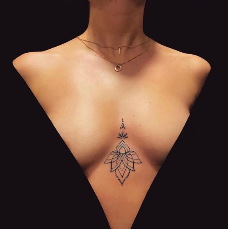 Тату между грудью для девушек