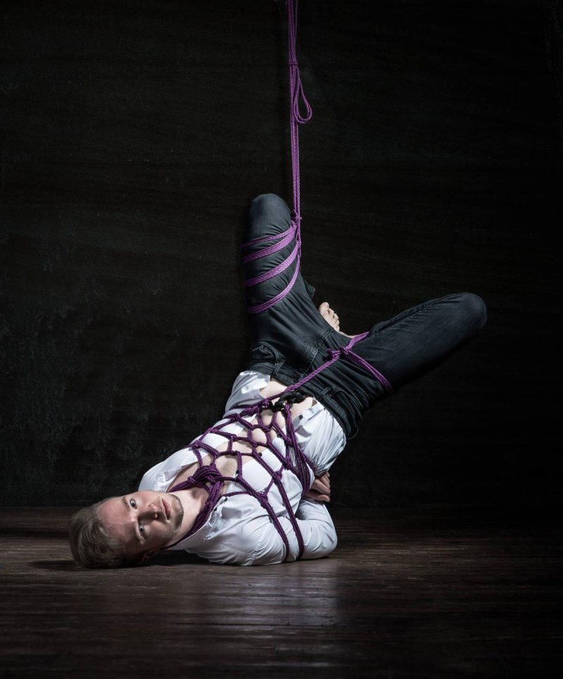 Связанные подвешенные девушки