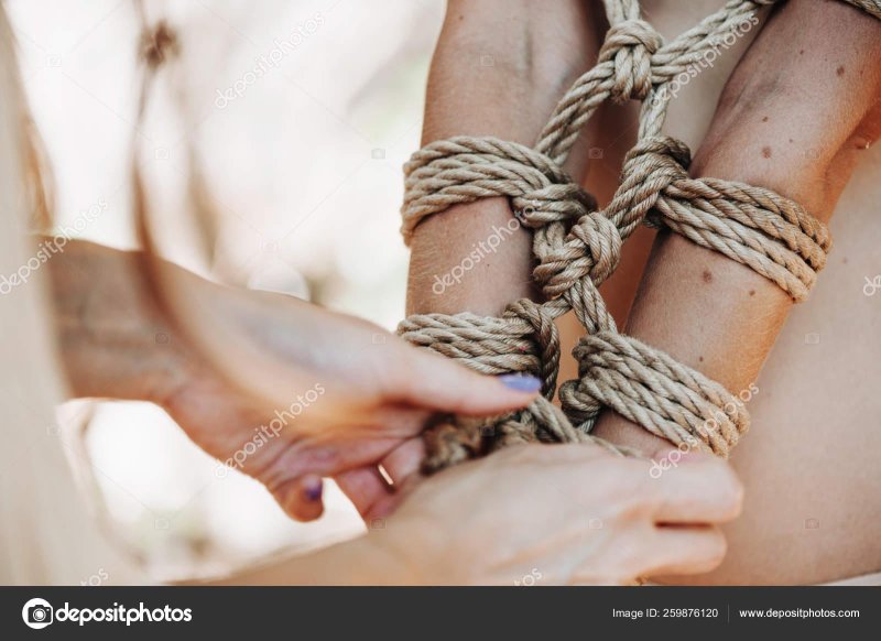 Женщина связанная веревкой
