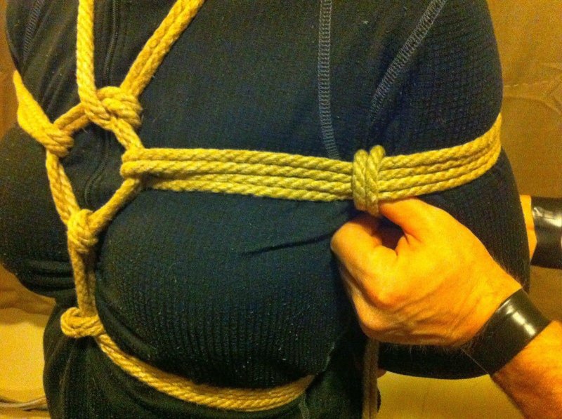 Связанные руки веревкой