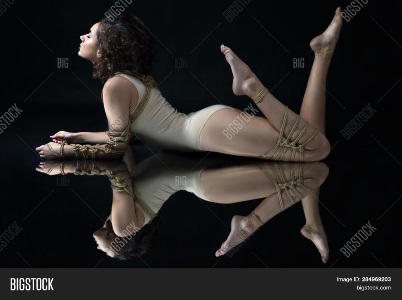 Девушка в шибари