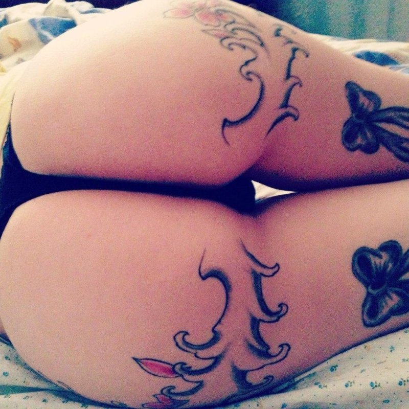 Тату на попе девушки