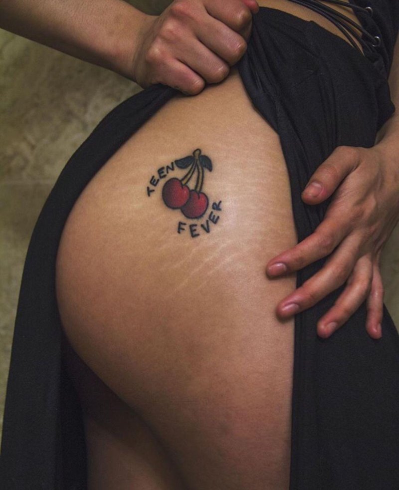 Тату вишенки на попе