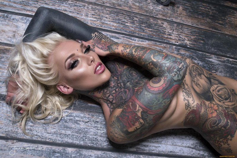 Татуированная порноактриса