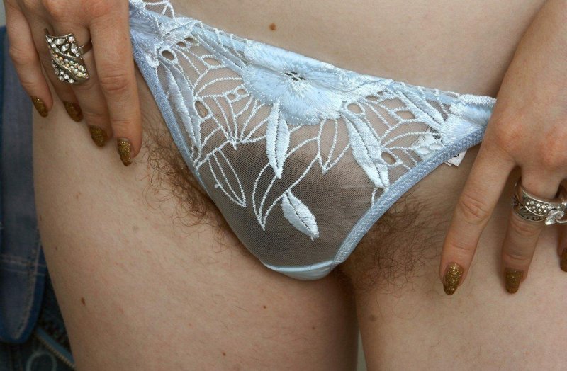 Волосы торчат из трусов