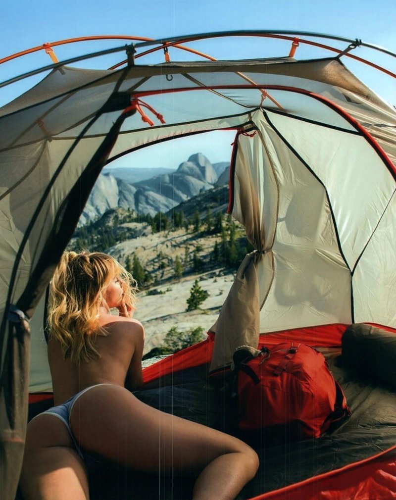 Красивая девушка в палатке