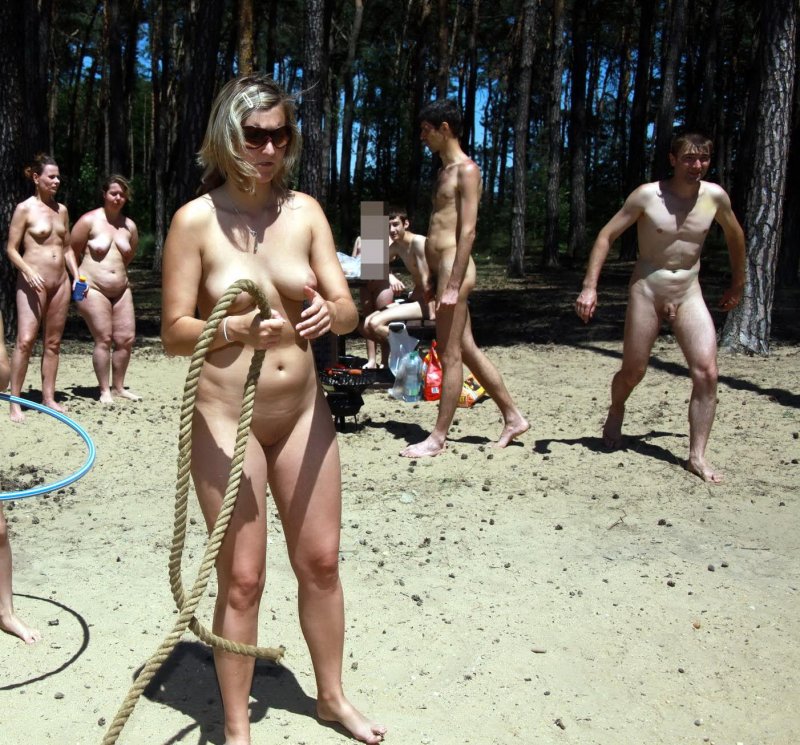 Натуристские семьи на пляже