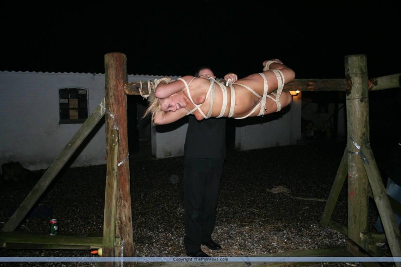 Бондаж в лесу