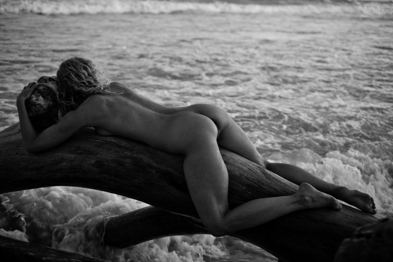 Фотосессия в стиле ню на пляже