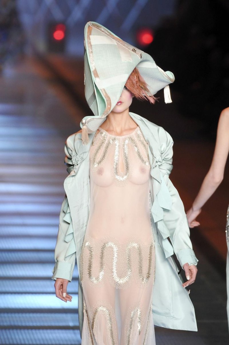 Откровенный показ мод