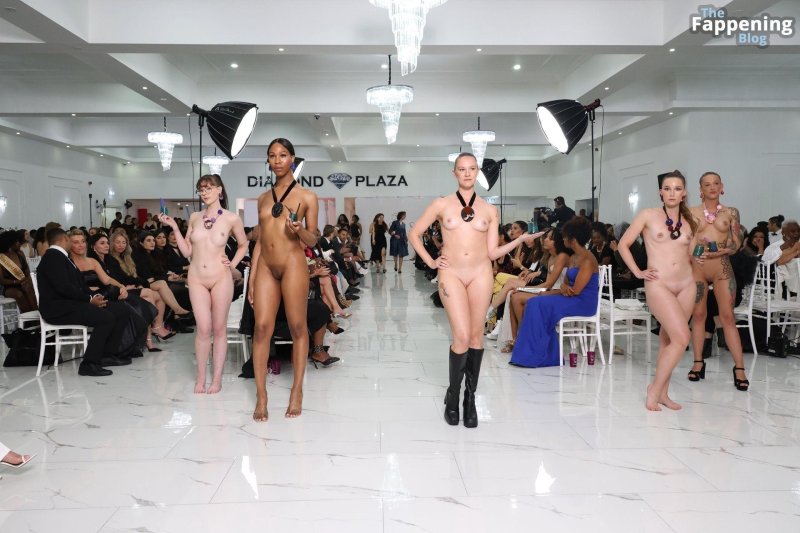 Голые фотомодели на подиуме